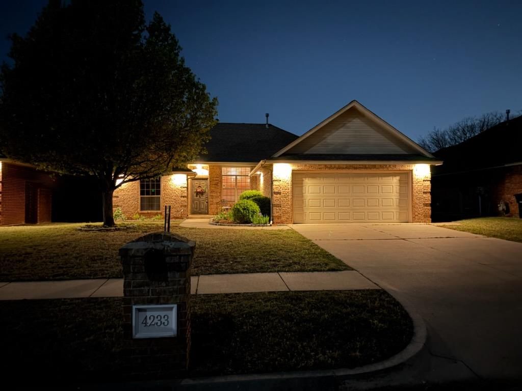 4233 Notting Hill Drive, Moore, OK 73160