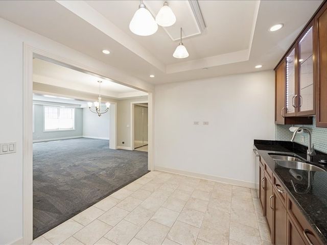 10 E Burlington Street 2J, Riverside, IL 60546
