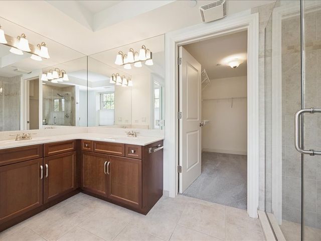 10 E Burlington Street 2J, Riverside, IL 60546