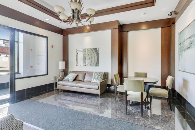 10 E Burlington Street 2J, Riverside, IL 60546