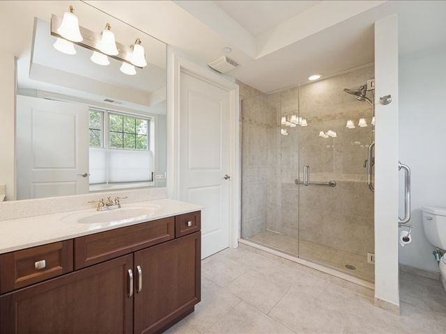 10 E Burlington Street 2J, Riverside, IL 60546