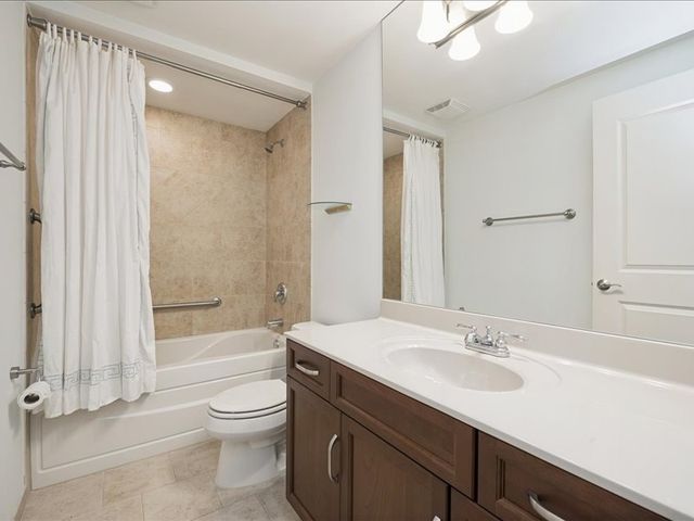 10 E Burlington Street 2J, Riverside, IL 60546