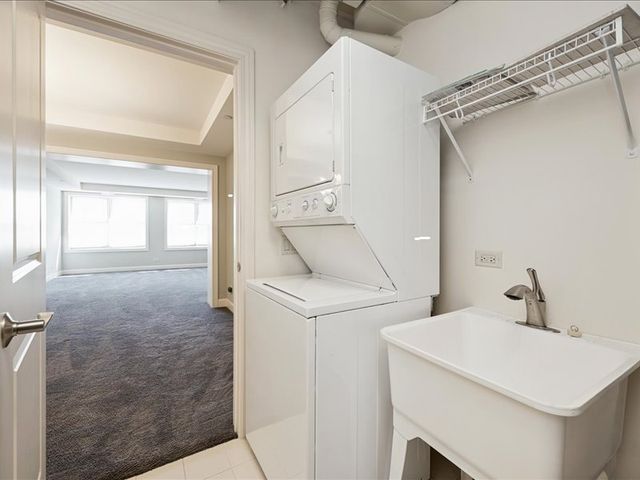 10 E Burlington Street 2J, Riverside, IL 60546