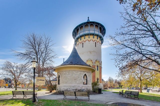 10 E Burlington Street 2J, Riverside, IL 60546