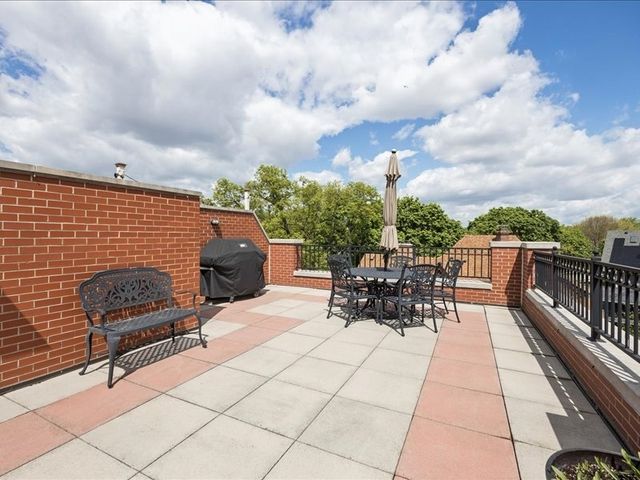 10 E Burlington Street 2J, Riverside, IL 60546