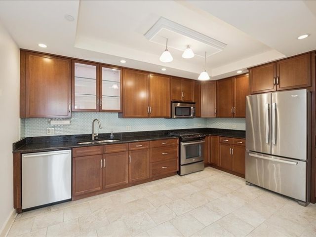 10 E Burlington Street 2J, Riverside, IL 60546