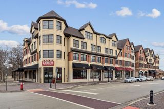 10 E Burlington Street 2J, Riverside, IL 60546