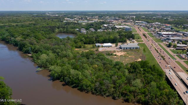 2280 Lakeland Drive, Flowood, MS 39232