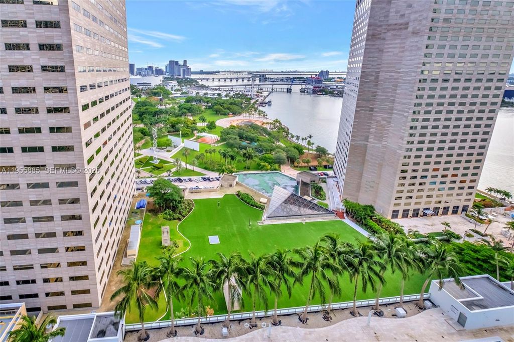 Image 4 of property listing at 325 S Biscayne Blvd 2616, Miami, FL 33131