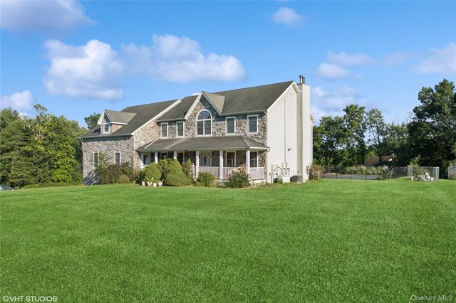 10 Willys Court, Rock Tavern, NY 12575