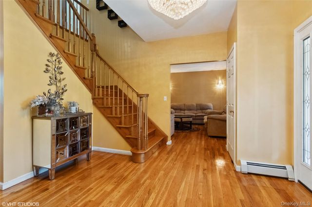 10 Willys Court, Rock Tavern, NY 12575