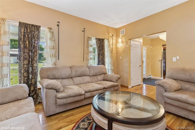 10 Willys Court, Rock Tavern, NY 12575