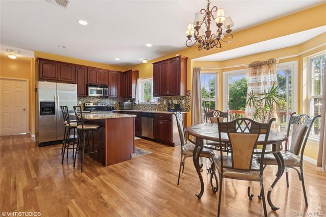 10 Willys Court, Rock Tavern, NY 12575