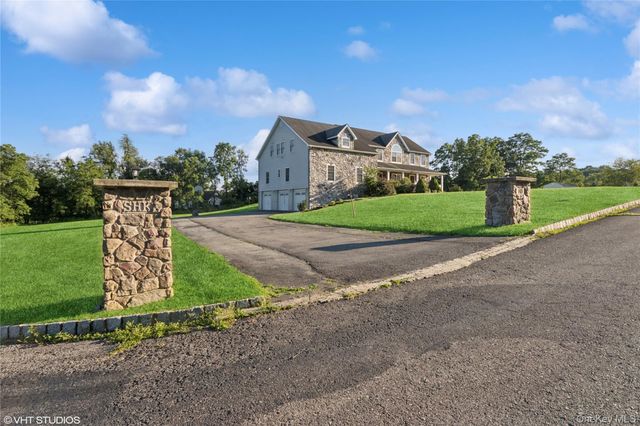 10 Willys Court, Rock Tavern, NY 12575