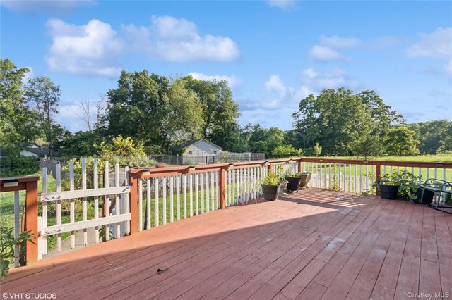 10 Willys Court, Rock Tavern, NY 12575