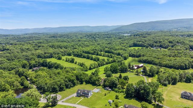 10 Willys Court, Rock Tavern, NY 12575