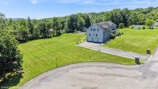 10 Willys Court, Rock Tavern, NY 12575