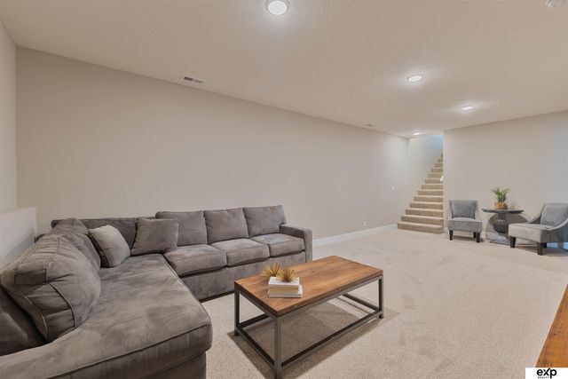 17608 Robin Drive, Omaha, NE 68136