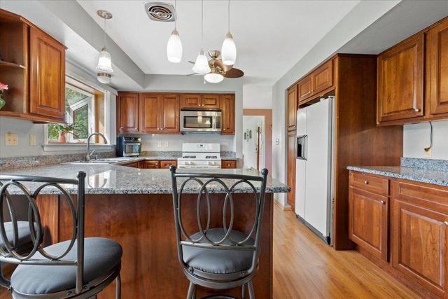 16325 Overhill DRIVE, Brookfield, WI 53005