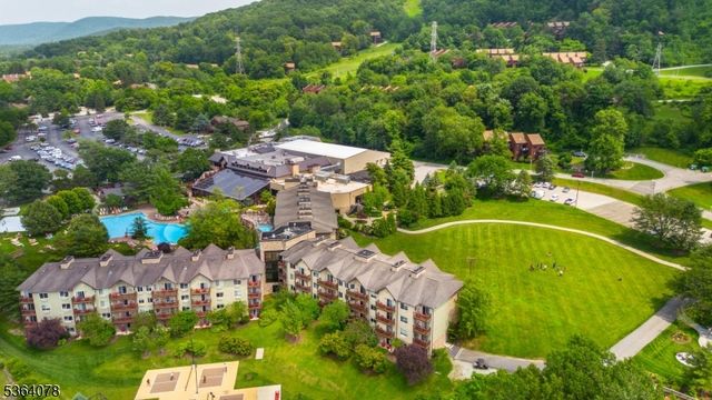 2 Falkenstein Dr 10, Vernon Twp., NJ 07462
