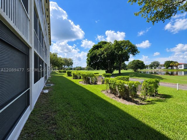 300 SW 134th Way 105E, Pembroke Pines, FL 33027