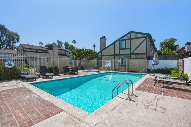 17221 Roscoe 11, Northridge, CA 91325
