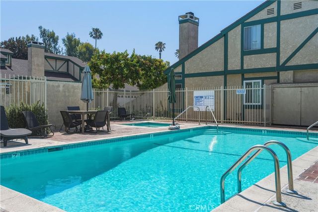 17221 Roscoe 11, Northridge, CA 91325