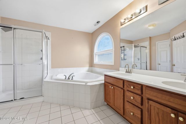 25 Brittany Court, Atlantic Highlands, NJ 07716