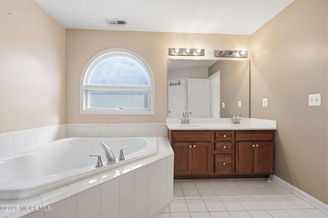25 Brittany Court, Atlantic Highlands, NJ 07716