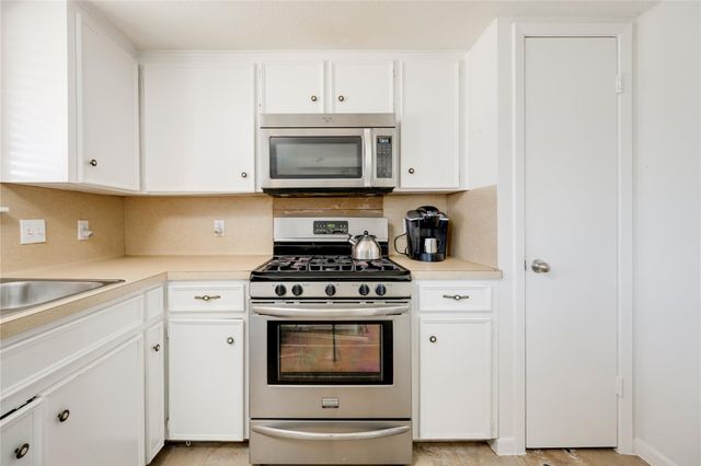 2004 Abbey CIR, Austin, TX 78727