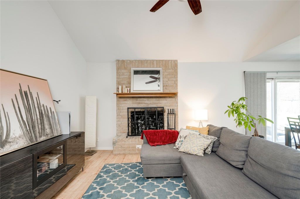 2004 Abbey CIR, Austin, TX 78727