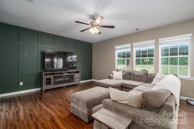 2643 Swamp Chestnut Oak Drive, Gastonia, NC 28056