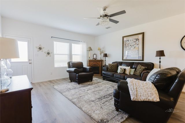 517 Halfmoon DR, Lockhart, TX 78644