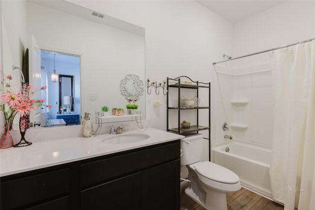 517 Halfmoon DR, Lockhart, TX 78644