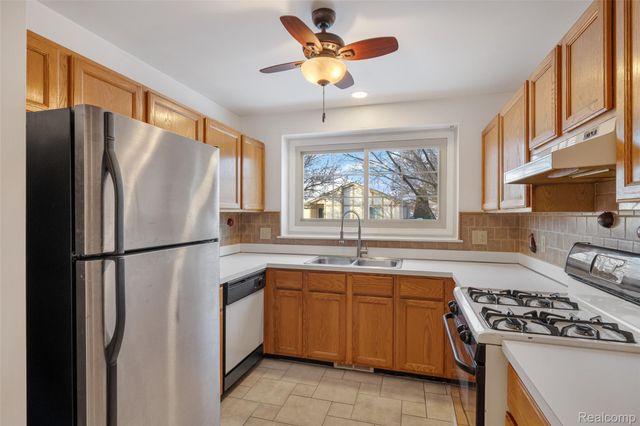 41816 Greenwood Lane, Clinton Charter Township, MI 48038