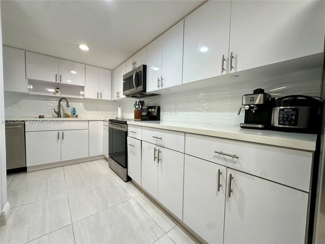 8091 NW 12th St A, Margate, FL 33063