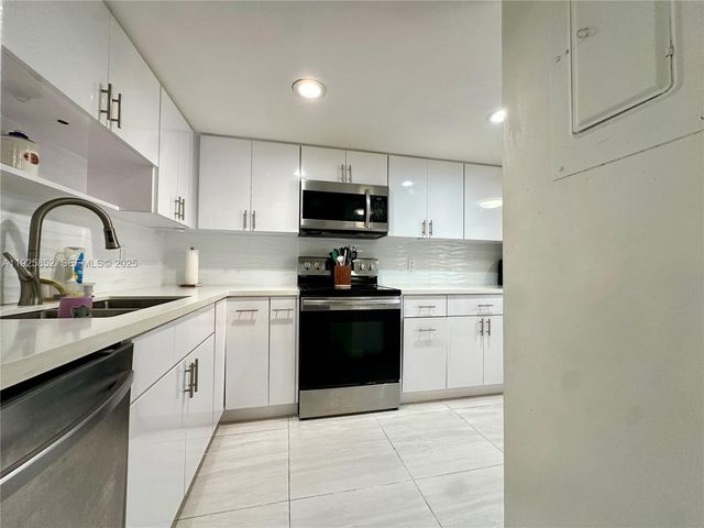 8091 NW 12th St A, Margate, FL 33063