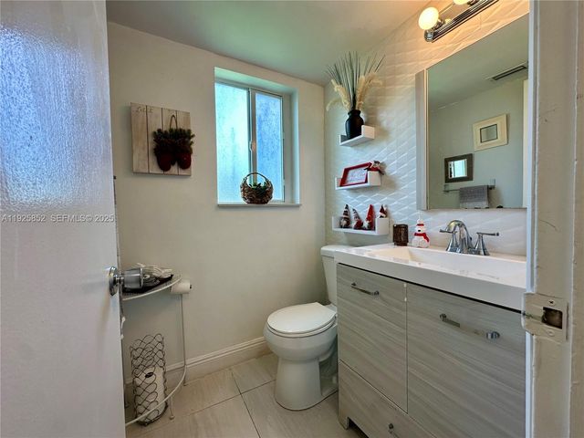 8091 NW 12th St A, Margate, FL 33063