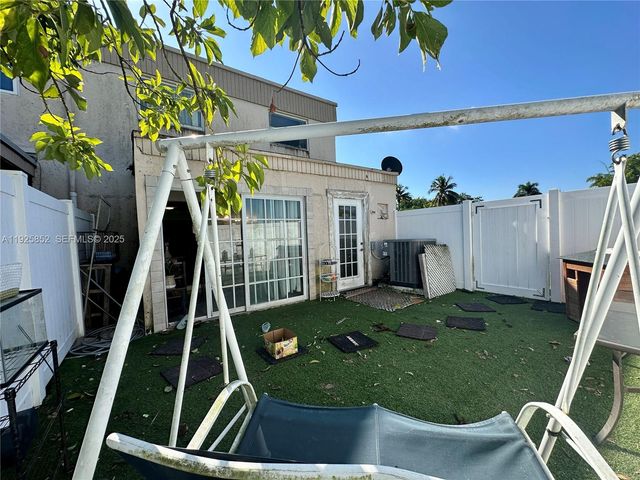 8091 NW 12th St A, Margate, FL 33063