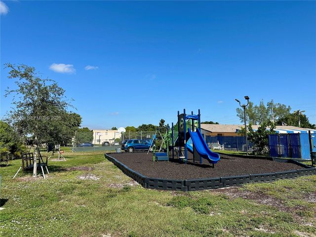 8091 NW 12th St A, Margate, FL 33063