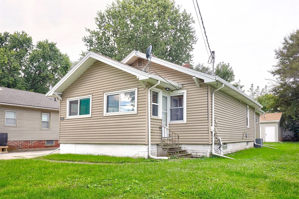 3502 Wright Street, Des Moines, IA 50316