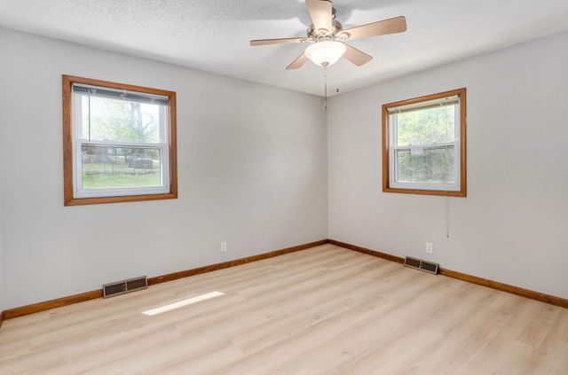 906 E Caravan Street, Springfield, MO 65803