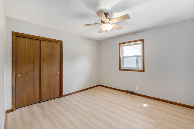 906 E Caravan Street, Springfield, MO 65803