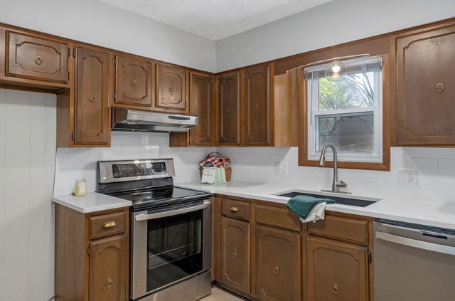 906 E Caravan Street, Springfield, MO 65803