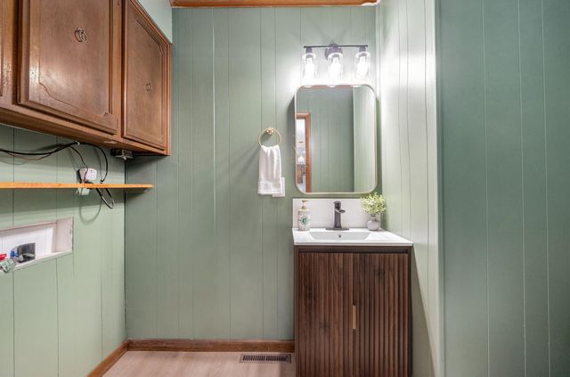 906 E Caravan Street, Springfield, MO 65803