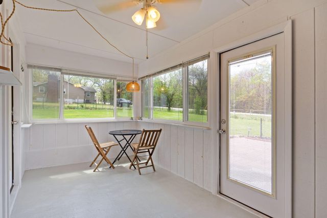 906 E Caravan Street, Springfield, MO 65803