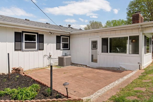 906 E Caravan Street, Springfield, MO 65803