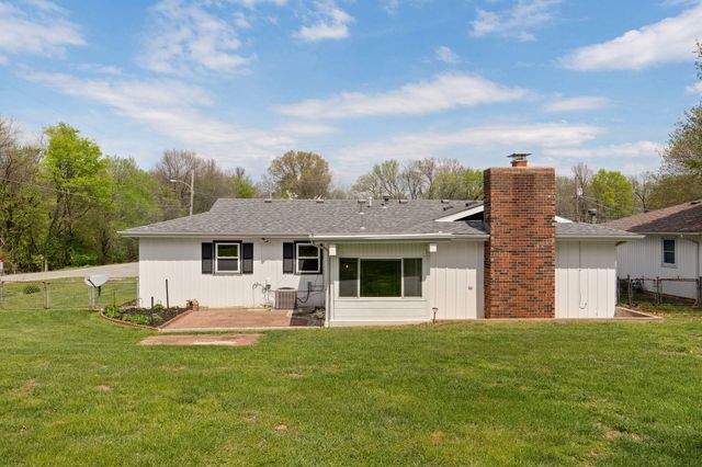 906 E Caravan Street, Springfield, MO 65803