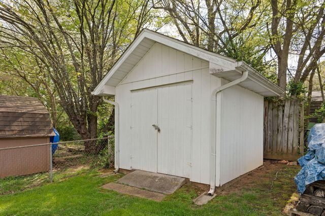 906 E Caravan Street, Springfield, MO 65803