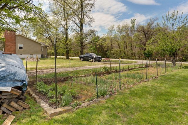 906 E Caravan Street, Springfield, MO 65803